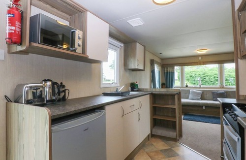 Chwilog Cottage | MOUNTAIN VIEW, pet friendly, with pool in Pwllheli