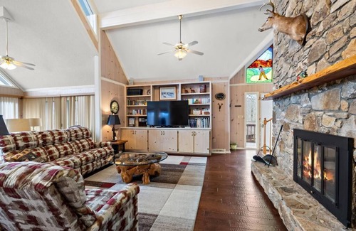 Seven Devils House | Mountain View, Pool Table, Deck, Game Room, Wet Bar