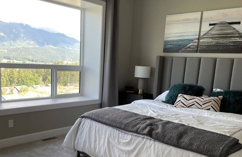 Harrison Mills House | Mountain view suite in Harrison Highland