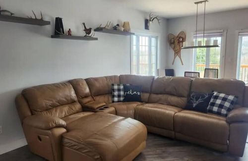 Papineau Regional County Municipality House | Mountain View with a HotTub, 7 mins-LacSimon