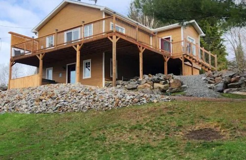 Papineau Regional County Municipality House | Mountain View with a HotTub, 7 mins-LacSimon