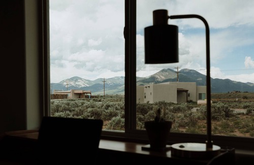El Prado House | Mountain Views, Rave Reviews, Hot Tub, Kiva Fireplace, Outdoor Cone Firepit