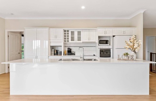 Mudgeeraba House | Mountain Views, Tranquil 4 Bed Upper Unit