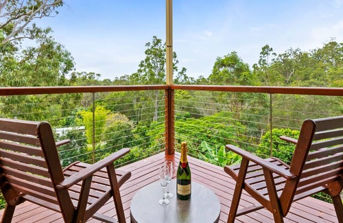 Mudgeeraba House | Mountain Views, Tranquil 4 Bed Upper Unit