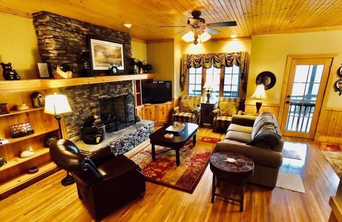 Cashiers Condo | Mountain walk-in level condo!