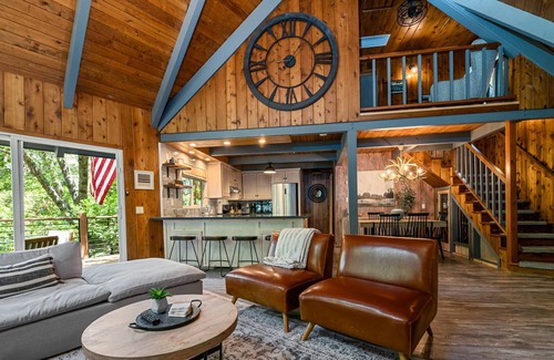Blue Jay House | Mountainside Cabin w/ Deck | Walk to Lake