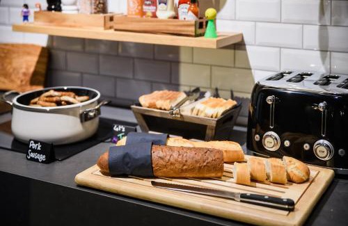 Quartier Saint-Ambroise Hotel | Moxy Paris Bastille