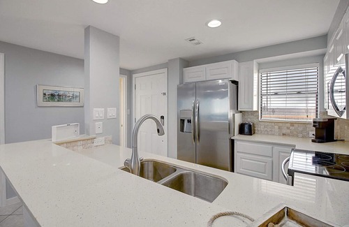 Port Aransas Condo | MP304 | 2BD Beachfront Paradise | Resort Pools