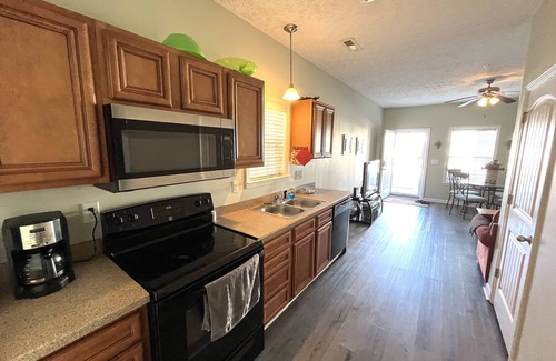 Myrtle Beach Cottage | MRV25, 2-bedroom cottage, Blocks to Beach! Free WIFI, Free Parking