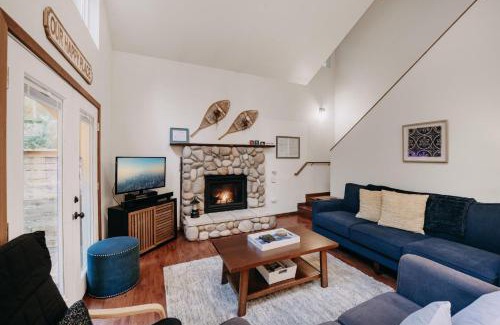Glacier House | Mt Baker Rim Cabin 24 - Hot Tub, WIFI, Air Conditioning, Sleeps 8