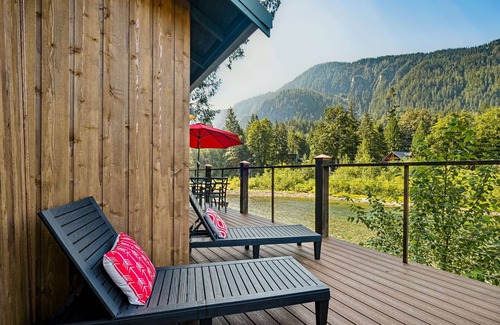 Gold Bar Cottage | Mt. Index Riverside with hot tub, wifi, grill, fireplace and more!