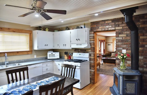 McCloud House | Mt. Shasta Vacation Home in McCloud Sleeps 10+, 415-577-5198