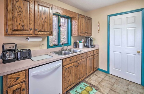 Burnsville Cottage | Mtn-view Burnsville Retreat 24 Mi to Ski Slopes!