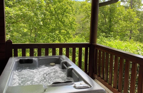 Gatlinburg - Pigeon Forge Cabin | Mtn.View from Hottub, A+ Location 2 Mi to PF.Pkwy,Not up Mtn,Private,SUPERCLEAN