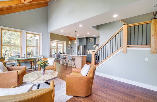 Caldwell House | Mtn Views & Spacious Deck! Modern Caldwell Getaway