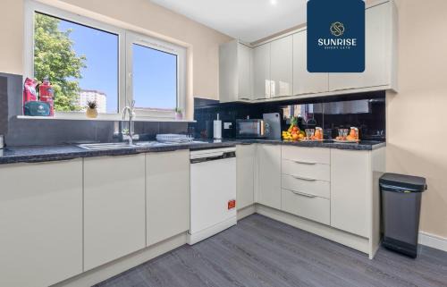Glenisla House | MUIRTON HOUSE - INVOICE and REDUCED PRICE only via SUNRISE SHORT LETS DUNDEE, 4 Bed House, 4 Car Driveway, 2 Bathrooms, Smart TVs in every room, Fully Equipped Kitchen, Large Dining and Living Space, Rear Garden, Free WiFi, Mid to Long Stay Rates
