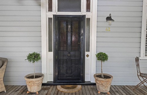 Turvey Park House | Mulberry Cottage Central historic home ,3 B/R with pool. Walk to main street.