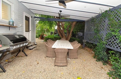 Turvey Park House | Mulberry Cottage Central historic home ,3 B/R with pool. Walk to main street.