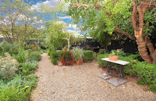 Turvey Park House | Mulberry Cottage Central historic home ,3 B/R with pool. Walk to main street.