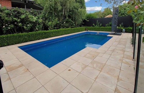 Turvey Park House | Mulberry Cottage Central historic home ,3 B/R with pool. Walk to main street.