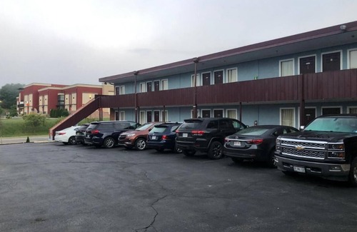 Grissom - Highland Hotel | Multiple Beds Non Smoking, Red Carpet Inn, Complimentary Parking, Blacksburg VA