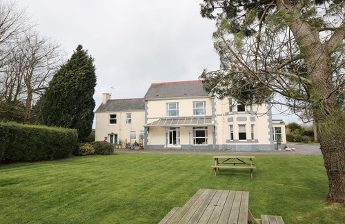 Bont Newydd Cottage | MURIAU PARK, pet friendly, with hot tub in Caernarfon