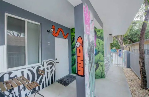 Wynwood Art District Apartment | Muse Stylish Apt 2BR/3BA w/Games Table in Wynwood!