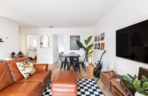 Sailboat Bend House | Musicians Lounge - 2 BR with parking asssigned