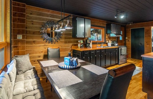Bracebridge Cabin | Muskoka Getaway Cabin - relax, snowshoe, cross country ski and unwind