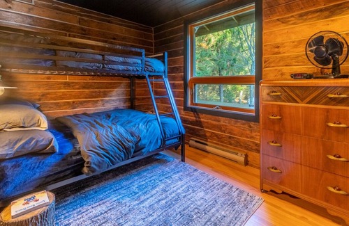 Bracebridge Cabin | Muskoka Getaway Cabin - relax, snowshoe, cross country ski and unwind