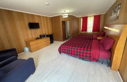 Gravenhurst House | Muskoka Nights Motel