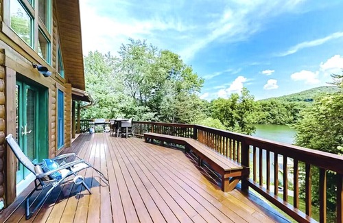 Tazewell Apartment | My Happy Place - Lakefront cabin