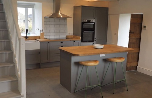 Garn Fadryn Apartment | Mynachdy - sleeps 6 guests in 3 bedrooms