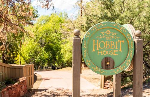 Cornville House | Myrinn-Hobbit Cottage on the Creek Storybook Stay