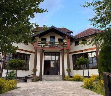 Zhur Hotel | N'Bjeshke te guri i zi