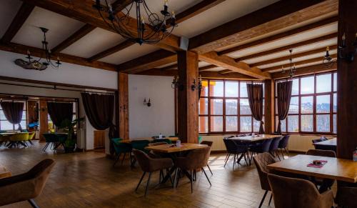 Zhur Hotel | N'Bjeshke te guri i zi