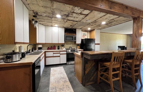 Bouvet Island House | Nanny's Place-Cozy Entire Home Getaway B&B by Shawnee Hills Wine Trail and Parks