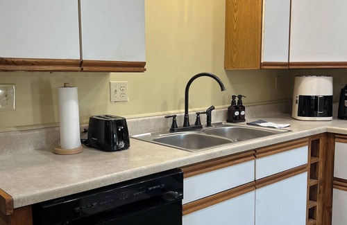 Bouvet Island House | Nanny's Place-Cozy Entire Home Getaway B&B by Shawnee Hills Wine Trail and Parks