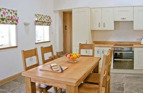 Graigfechan Cottage | NANT YR HENDRE, family friendly, with hot tub in Pentre Celyn