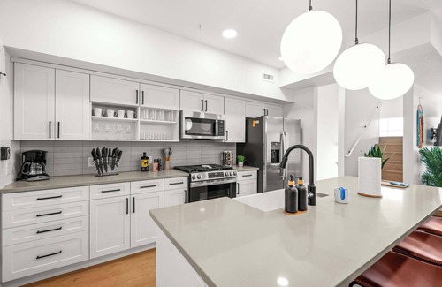 People's Freeway House | Natl Park 2BR Townhome King 2-Car Garage