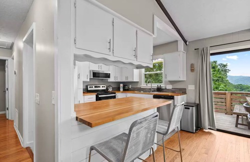 Royal Pines House | Nature Bliss w/Mtn Views! - Fireplace - Near AVL