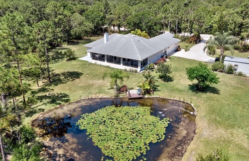 Interchange Square House | Nature Lover's Oasis
