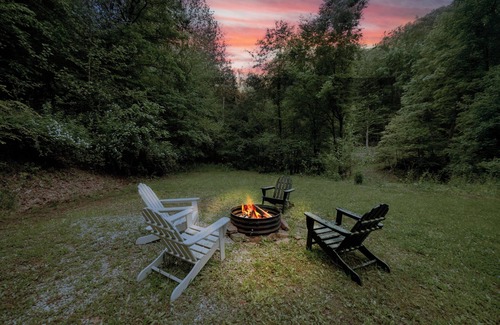 Logan Cabin | Nature’s Nest Hot Tub Fire Pit Deck Views Near Old Man’s Cave