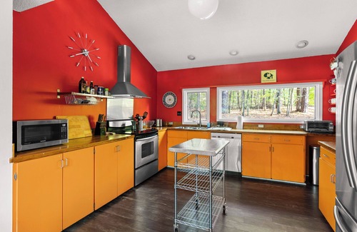 Durham House | nDuke Forest Escape 3BR, 6 Beds, Huge Back Patio!