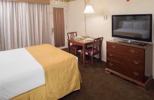 Table Rock Hotel | Near Mickey Gilley Theatre! Kitchen, Kayaking, Pool, Water Skiing