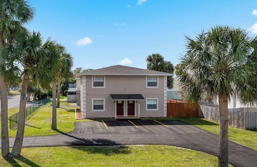 Melbourne House | Near MLB Airport, FIT, HRMC, Downtown & Beaches! 2