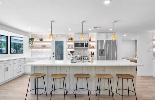 Gulf Gate Estates Cottage | Near Siesta Key with Private Pickleball Court and Heated Saltwater Pool with Spa