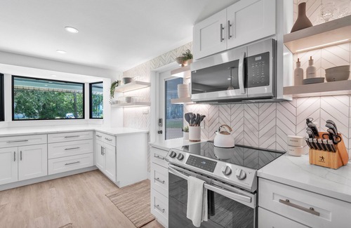 Gulf Gate Estates Cottage | Near Siesta Key with Private Pickleball Court and Heated Saltwater Pool with Spa