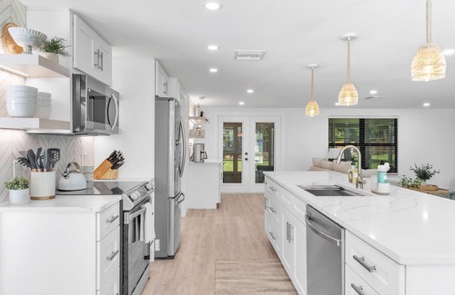 Gulf Gate Estates Cottage | Near Siesta Key with Private Pickleball Court and Heated Saltwater Pool with Spa