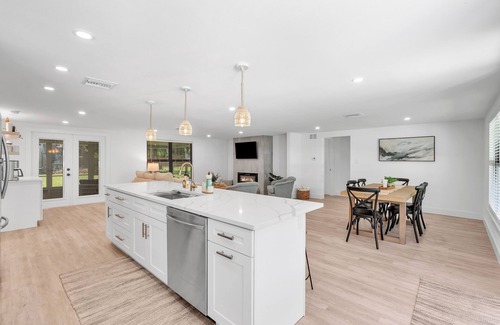 Gulf Gate Estates Cottage | Near Siesta Key with Private Pickleball Court and Heated Saltwater Pool with Spa